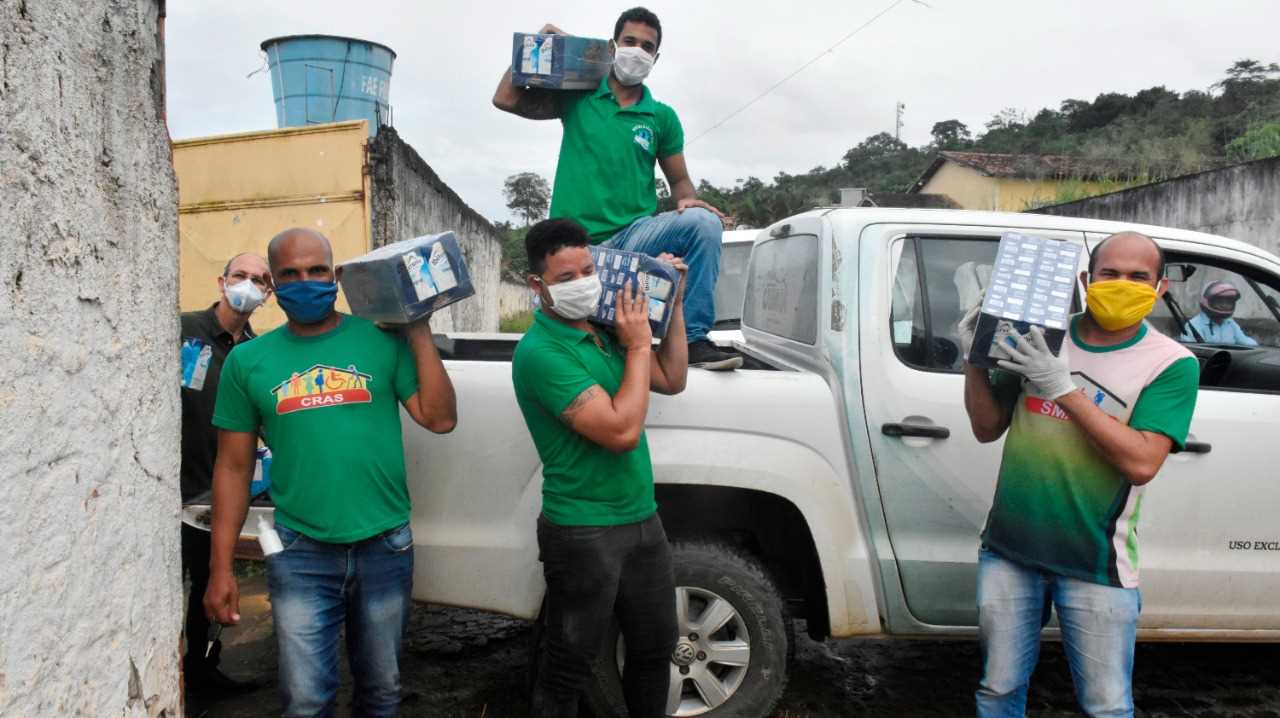 Camacã: Prefeitura distribui pão, leite e máscaras para famílias em São João do Panelinha